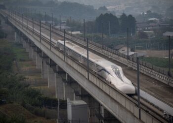 GAMBAR fail menunjukkan kereta api magnet  di Trek Ujian Yamanashi Maglev di bandar Fuefuki, wilayah Yamanashi.- AFP