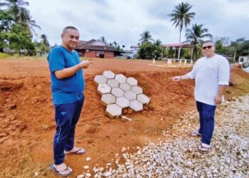 WAN Mahadi Wan Hasan (kini) menunjukkan sebahagian tembok penahan kubur khas musim banjir di Tanah Perkuburan Islam Kampung Alor Lintang, Besut, Terengganu. - UTUSAN/WAN ZURATIKAH IFFAH WAN ZULKIFLI