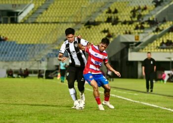 PEMAIN Terengganu FC (TFC), Muhammad Ubaidulah Shamsul Fazili (kiri) mengasak pemain Kuala Lumpur City FC pada perlawanan suku akhir pertama Piala Malaysia di Stadium Sultan Mizan Zainal Abidin, Gong Badak, Kuala Nerus, Terengganu. -UTUSAN/PUQTRA HAIRRY