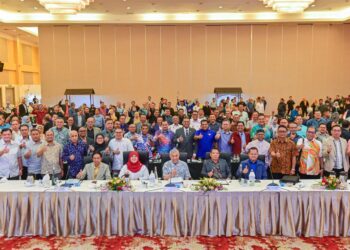 AHMAD Zahid Hamidi (duduk, tengah) bergambar  bersama ahli pemukiman pada majlis Penggulungan Pemukiman Kementerian Kemajuan Desa dan Wilayah (KKDW) serta Syarikat Milikan Agensi Tahun 2026 di Kuala Nerus, Terengganu. - UTUSAN/PUQTRA HAIRRY