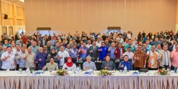 AHMAD Zahid Hamidi (duduk, tengah) bergambar  bersama ahli pemukiman pada majlis Penggulungan Pemukiman Kementerian Kemajuan Desa dan Wilayah (KKDW) serta Syarikat Milikan Agensi Tahun 2026 di Kuala Nerus, Terengganu. - UTUSAN/PUQTRA HAIRRY