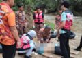 ANGGOTA bomba dan pasukan perubatan memberikan bantuan pernafasan kepada pelajar UPSI yang lemas di sungai dalam kejadian di Ulu Bernam di Tanjung Malim. - GAMBAR JBPM PERAK