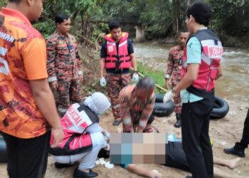 ANGGOTA bomba dan pasukan perubatan memberikan bantuan pernafasan kepada pelajar UPSI yang lemas di sungai dalam kejadian di Ulu Bernam di Tanjung Malim. - GAMBAR JBPM PERAK
