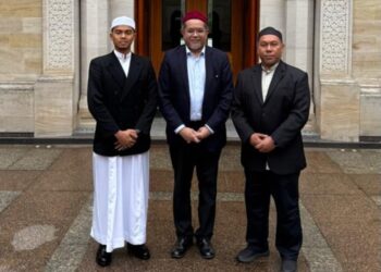 ADIB Farhan Baharudin (kiri) menjadi imam tarawih di Oxford Centre for Islamic Studies (OXCIS), United Kingdom.