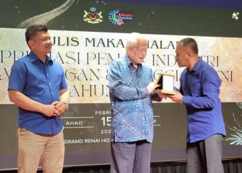 KAMARUDIN Md. Nor (tengah) menyampaikan plak penghargaan kepada pemain industri pelancongan dan penggiat seni pada Majlis Makan Malam Apresiasi Pemain Industri Pelancongan dan Penggiat Seni Tahun 2026 di Kota Bharu, Kelantan. - UTUSAN/MUSTAQIM MOHAMED