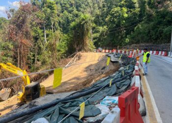 KERJA-kerja pembaikan Jalan Kaki Bukit-Wang Kelian yang terkesan ekoran tanah runtuh pada November tahun lalu terus giat dijalankan di Padang Besar, Perlis, semalam.-UTUSAN/ASYRAF MUHAMMAD