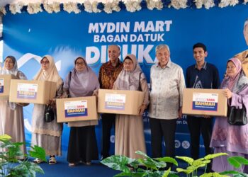 AHMAD Zahid Hamidi bergambar bersama penerima kotak SARA Rahmah selepas menyempurnakan perasmian Mydin Mart Bagan Datuk, Hutan Melintang hari ini.