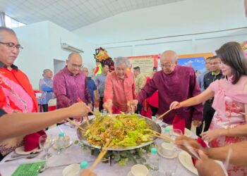 AHMAD Zahid Hamidi menggaul yee sang pada Majlis Silaturrahim Tahun Baharu Cina anjuran keluarga Beh Song Wan atau Bujang di Bagan Datuk hari ini. - UTUSAN/AIN SAFRE BIDIN