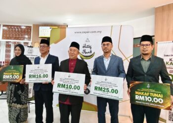 TIMBALAN Mufti Negeri Perak, Datuk Zamri Hashim (tengah) ketika mengumumkan Zakat Fitrah Negeri Perak 1147H/2026M di Ibu Pejabat Zakat Perak Al-Ridzuan (Zapar), Ipoh hari ini.