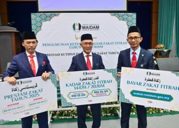 ZULKIFLI Ali (tengah) menunjukkan kadar zakat Fitrah bagi  2026 pada majlis Pengumuman Ketetapan Kadar Zakat Fitrah tahun 1447/2026M di Auditorium Jabatan Hal Ehwal Agama Terengganu, Kuala Terengganu, Terengganu. - UTUSAN/PUQTRA HAIRRY
