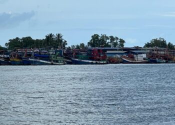 SEBAHAGIAN bot pukat tunda Zon C yang berlabuh di berapa pelabuhan pendaratan ikan di Tok Bali, Pasir Puteh, Kelantan.