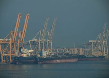 PEPERANGAN antara  Iran, Israel dan Amerika Syarikat (AS) memberi impak yang besar memandangkan hampir 20 peratus bekalan minyak dunia melalui Selat Hormuz.