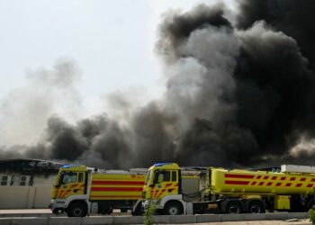 Kepulan asap akibat  serangan Iran yang dilaporkan di daerah perindustrian Doha pada 1 Mac 2026. - AFP