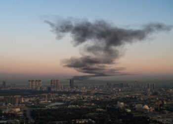 Kepulan asap kelihatan berhampiran Lapangan Terbang Antarabangsa Erbil di Erbil pada 1 Mac 2026. Letupan kuat kedengaran awal pada 1 Mac berhampiran lapangan terbang Erbil, yang menempatkan pangkalan tentera AS di wilayah autonomi Kurdistan Iraq - AFP