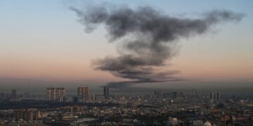 Kepulan asap kelihatan berhampiran Lapangan Terbang Antarabangsa Erbil di Erbil pada 1 Mac 2026. Letupan kuat kedengaran awal pada 1 Mac berhampiran lapangan terbang Erbil, yang menempatkan pangkalan tentera AS di wilayah autonomi Kurdistan Iraq - AFP