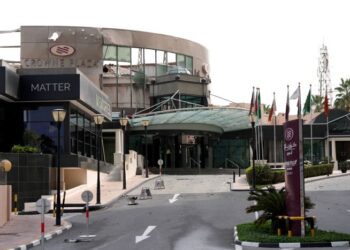 Pemandangan Hotel Crown Plaza yang rosak, susulan serangan peluru berpandu Iran, di Manama, Bahrain pada 1 Mac 2026. - AFP