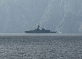 Sebuah kapal tentera laut dilihat belayar di Selat Hormuz, laluan air penting yang dilalui oleh sebahagian besar minyak dan gas dunia pada 1 Mac 2026.
Dua kapal telah diserang di Selat Hormuz pada 1 Mac, kata agensi keselamatan maritim, ketika Iran meneruskan serangan hari kedua sebagai tindak balas terhadap serangan tentera AS-Israel ke atas Iran yang membunuh pemimpin tertingginya. - AFP