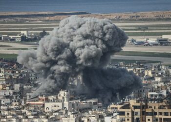 Kepulan asap jelas kelihatan selepas serangan oleh Israel di Teheran pada 4 Mac 2026. - AFP