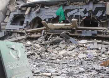 gambar menunjukkan pejabat Jamaa Islamiya, sebuah kumpulan Islam yang bersekutu dengan Hamas dan Hizbullah, yang musnah selepas ia disasarkan oleh serangan udara Israel pada hari sebelumnya di bandar pesisir selatan Lubnan, Sidon pada 4 Mac. - AFP