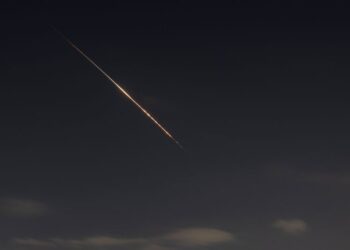 Jejak roket dilihat di ruang udara  Tel Aviv di tengah-tengah serangan baharu peluru berpandu Iran pada 5 Mac 2026.- AFP