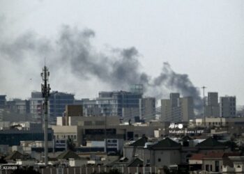 Kepulan asap keliharan dari bangunan-bangunan di Doha pada 5 Mac 2026. Beberapa siri letupan masih bergema di Doha ekoran serangan dron dan peluru berpandu Iran. - AFP