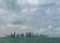GAMBAR menunjukkan latar langit Doha pada 10 Mac 2026. Teluk yang kaya dengan minyak itu telah menanggung beban serangan Iran sebagai tindak balas terhadap serangan AS-Israel yang mencetuskan perang Asia Barat, dengan Tehran menyasarkan aset AS tetapi juga infrastruktur awam, termasuk kemudahan tenaga dan lapangan terbang. - AFP