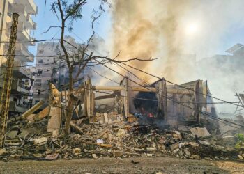 KEPULAN asap kelihatan dari lokasi serangan udara Israel yang menyasarkan kawasan Hadath Lailaky di pinggir selatan Beirut pada 11 Mac 2026. – AFP