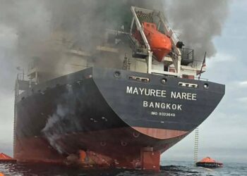 SEBUAH kapal Thailand, Mayuree Naree terbakar selepas diserang ketika melalui laluan strategik Selat Hormuz, Iran kelmarin dengan 20 kru diselamatkan manakala tiga lagi dilaporkan hilang.-AFP