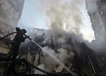 ANGGOTA bomba sedang memadam kebakaran akibat serangan udara Israel di kawasan kejiranan Al-Kafaat, selatan Beirut, Lubnan. – AFP