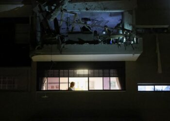 SEBUAH pangsapuri  rosak akibat serangan peluru berpandu di Ramat Gan di pinggir Tel Aviv, Israel.-AFP