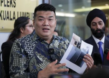 ALBERT Tei ketika ditemui di pekarangan Mahkamah Kuala Lumpur, di sini hari ini. - UTUSAN/SHIDDIEQIIN ZON