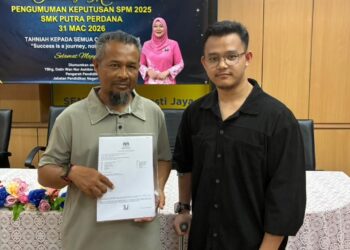 Muhamad Faiq Sufyan Mohammed Yusof bersama bapanya, Mohammed Yusof selepas mengambil keputusan SPM 2025 di Sekolah Menengah Kebangsaan (SMK) Putra Perdana, semalam.
