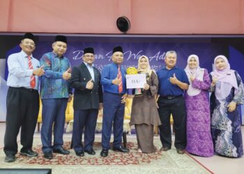 AINA Sofiya Azmi (empat, kanan) diraikan sebagai pelajar cemerlang keseluruhan dengan pencapaian 11A+ pada Majlis Pengumuman dan Penyampaian Slip Keputusan SPM 2025 di SMKA Falahiah, Pasir Pekan, Tumpat, Kelantan, semalam. – UTUSAN/MUSTAQIM MOHAMED