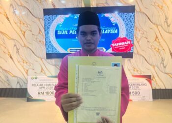 MUHAMMAD Haikal Muhammad Helmi menunjukkan keputusan SPM 2025 diraihnya di Sekolah Menengah Agama Al Madrasah Al Alawiyah Ad Diniah, Arau, Perlis, semalam. – UTUSAN/ASYRAF MUHAMMAD