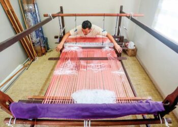 HAZLI menunjukkan kemahirannya menenun songket sewaktu ditemui di rumahnya di Marang, Terengganu. – UTUSAN/PUQTRA HAIRRY