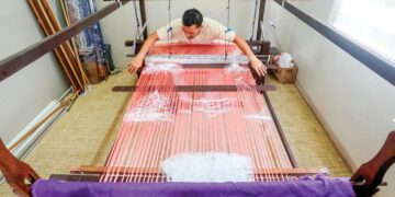 HAZLI menunjukkan kemahirannya menenun songket sewaktu ditemui di rumahnya di Marang, Terengganu. – UTUSAN/PUQTRA HAIRRY