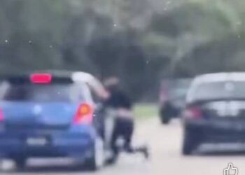 TANGKAP layar rakaman video berdurasi 11 saat memaparkan seorang lelaki berpaut di bahagian tepi sebuah kenderaan dipandu bekas isterinya di Bandar Seri Alam, Johor Bahru.