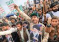 Penyokong Houthi di Yemen, kelmarin membantah tindakan Ameriksa Syarikat (AS) dan Israel yang membunuh Pemimpin Tertinggi Iran, Ayatollah Ali Khamenei. – AFP