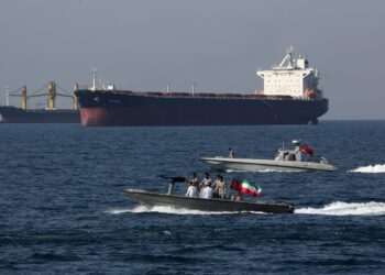 Serangan Israel dan AS ke atas Iran menjadikan laluan di Selat Hormuz beriko kepada kapal-kapal perdagangan. - AGENSI