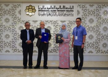 OSMAN Bakar (dua kanan) dan Nor Azimah Abdul Aziz menunjukkan dokumen memorandum persefahaman yang ditandatangani di Universiti Islam Antarabangsa Malaysia, Gombak, semalam.