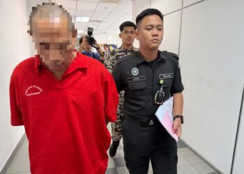 SEORANG lelaki dihukum penjara 21 tahun beserta 24 sebatan oleh Mahkamah Sesyen Johor Bahru hari ini selepas mengaku bersalah terhadap 13 pertuduhan termasuk melakukan amang seksual fizikal terhadap anak kandungnya yang berusia enam tahun bulan lalu.-UTUSAN/BAAZLAN IBRAHIM