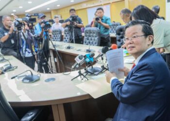 CHOW Kon Yeow (kanan) ketika mempengerusikan sidang akhbar di George Town, Pulau Pinang hari ini.-UTUSAN/DANIAL SAAD