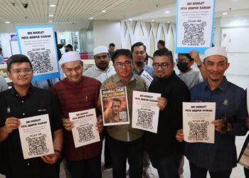 AKTIVIS Peta, Badrul Hisham Shaharin atau Chegubard (dua dari kanan), ADUN Penaga, Mohd. Yusni Mat Piah (kanan) serta beberapa wakil rakyat pembangkang menunjukkan siri booklet 'PETA Gempur Rasuah' pada sidang akhbar di Komtar, George Town, Pulau Pinang hari ini.-UTUSAN/DANIAL SAAD