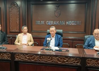 AMINUDDIN Harun pada sidang akhbar selepas mempengerusikan Mesyuarat Mingguan Exco di Wisma Negeri, Seremban hari ini.-UTUSAN/NAZARUDIN SHAHARI