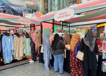 Lebih 20 usahawan kraf dan pereka fesyen berkampung di pusat beli-belah Busana@Menara MARA sempena Kempen Raya Klasik: Nostalgia Bersemi, Raya Berseri.