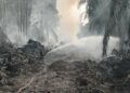PASUKAN Bomba sedang memadamkan kebakaran di sebuah kebun kelapa sawit  di Jalan Ladang Kampung Tanjung Agas, di sini sejak petang semalam. -GAMBAR / IHSAN BOMBA