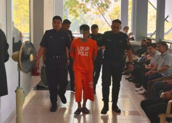 SEORANG lelaki warga Myanmar diiringi anggota polis dibawa masuk ke Mahkamah Majistret Seremban hari ini bagi proses permohonan reman kes pembunuhan seorang wanita warga asing yang ditemukan mati dikelar di sebuah asrama pekerja Nilai, Seremban kelmarin. - UTUSAN / NOR SHAFIQAH MOHD. GHAZALI