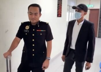 AHMAD Fahim Mohammed Hussein (kanan) mengaku tidak bersalah ketika dihadapkan ke Mahkamah Sesyen Butterworth, Pulau Pinang atas dakwaan menipu MBPP berhubung kerja-kerja pembinaan di Taman Bandaraya Pulau Pinang, enam tahun lalu.