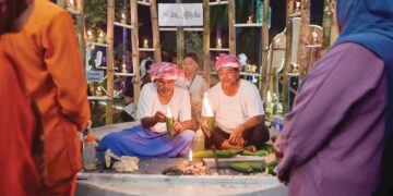 MOHD. Hafizul Mohd. Nor (duduk, kiri) menyediakan pelita kekabu kepada pengunjung bagi merasai pengalaman berharga mengimbau nostalgia Syawal seperti zaman dahulu pada Program Pelita Raya Terengganu 2026 di Kompleks Sukan Negeri Terengganu, Kuala Nerus, Terengganu. – UTUSAN/PUQTRA HAIRRY