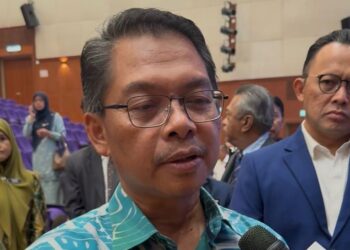 MUSTAPHA Sakmud ketika ditemui pemberita selepas Majlis Amanat Bersama Ketua-Ketua Jabatan Persekutuan dan Badan Berkanun Persekutuan Negeri Sabah bertempat di Kompleks Pentadbiran Kerajaan Persekutuan Sabah di Kota Kinabalu hari ini.